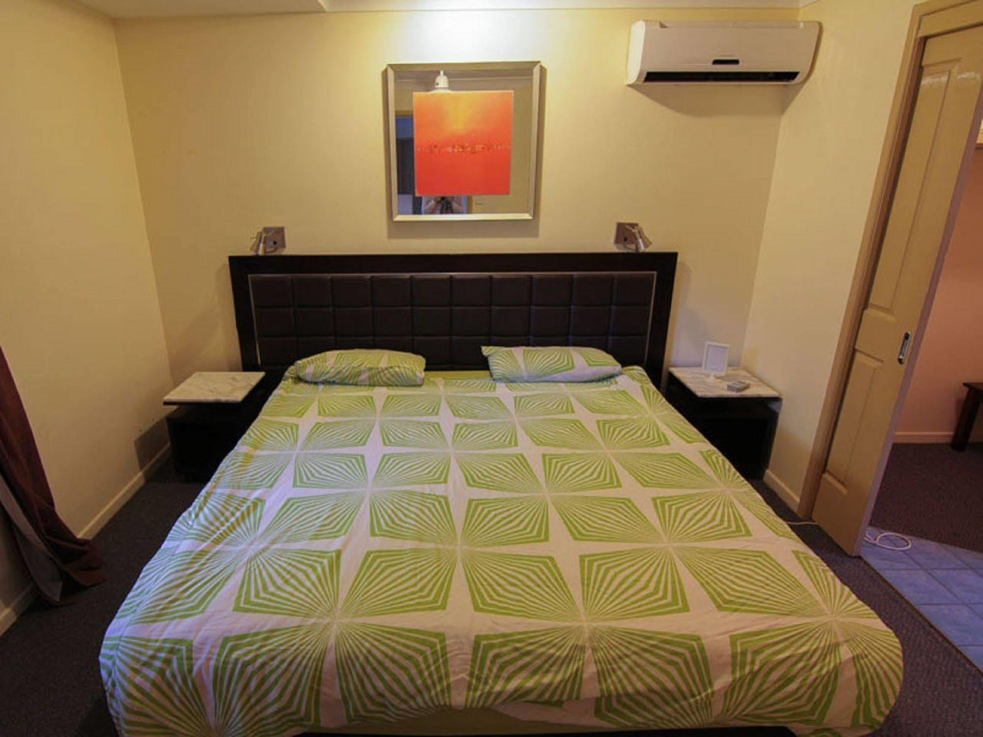 Sleeping Inn Backpackers Resort Gold Coast Exterior photo