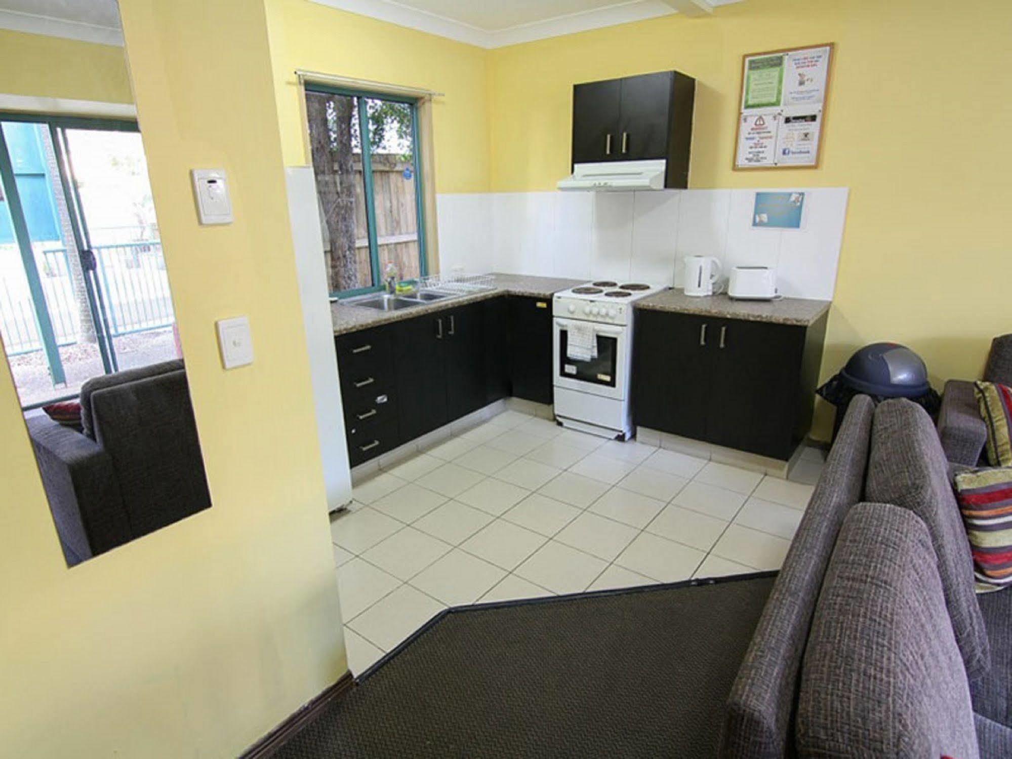 Sleeping Inn Backpackers Resort Gold Coast Exterior photo